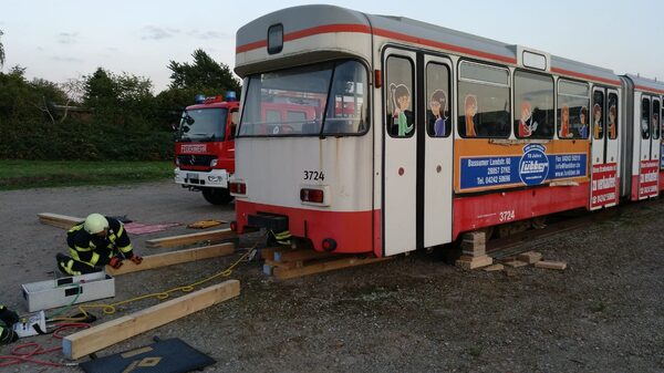 Straßenbahn angehoben – Bild 3
